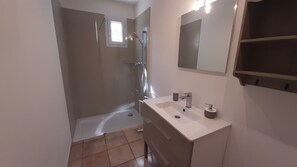 Bañera, secador de pelo, toallas y papel higiénico