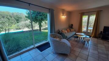 Smart TV, fireplace, video games, DVD player