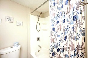 Shower, hair dryer, towels - Kings Cove-Central Destin-Heated Pool-Tennis Court (Destin)