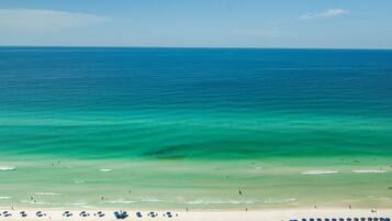 Ein Strand mit klarem türkisblauem Wasser und einem Sandstrand.