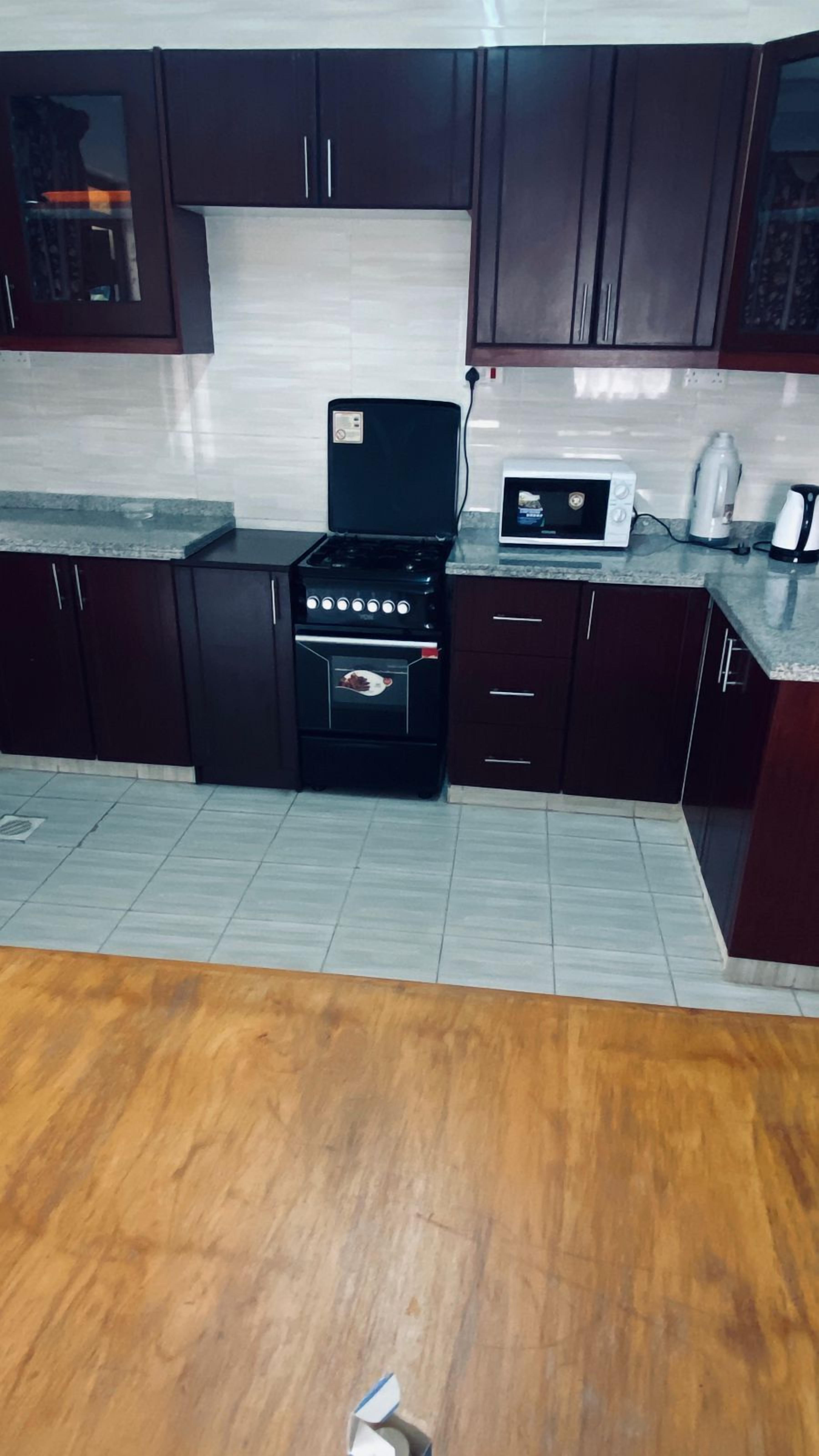 ثلاجة، ميكروويف، فرن، غلّاية كهربائية