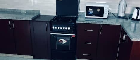 冷蔵庫、電子レンジ、オーブン、電気ポット