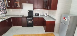 Kjøleskap, mikrobølgeovn, ovn og vannkoker