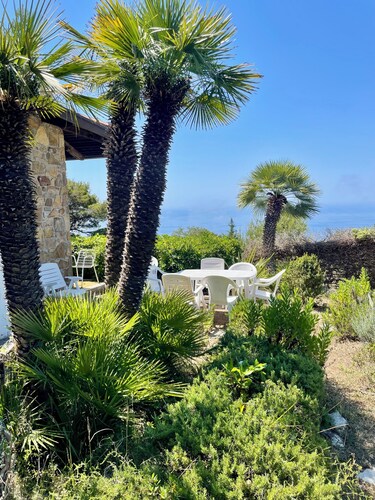 Villa Lilli with magnificent sea view 10 minutes from the beach