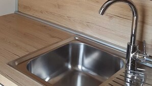 Kaffetrakter/tekoker, kjøleskap, mikrobølgeovn og ovn