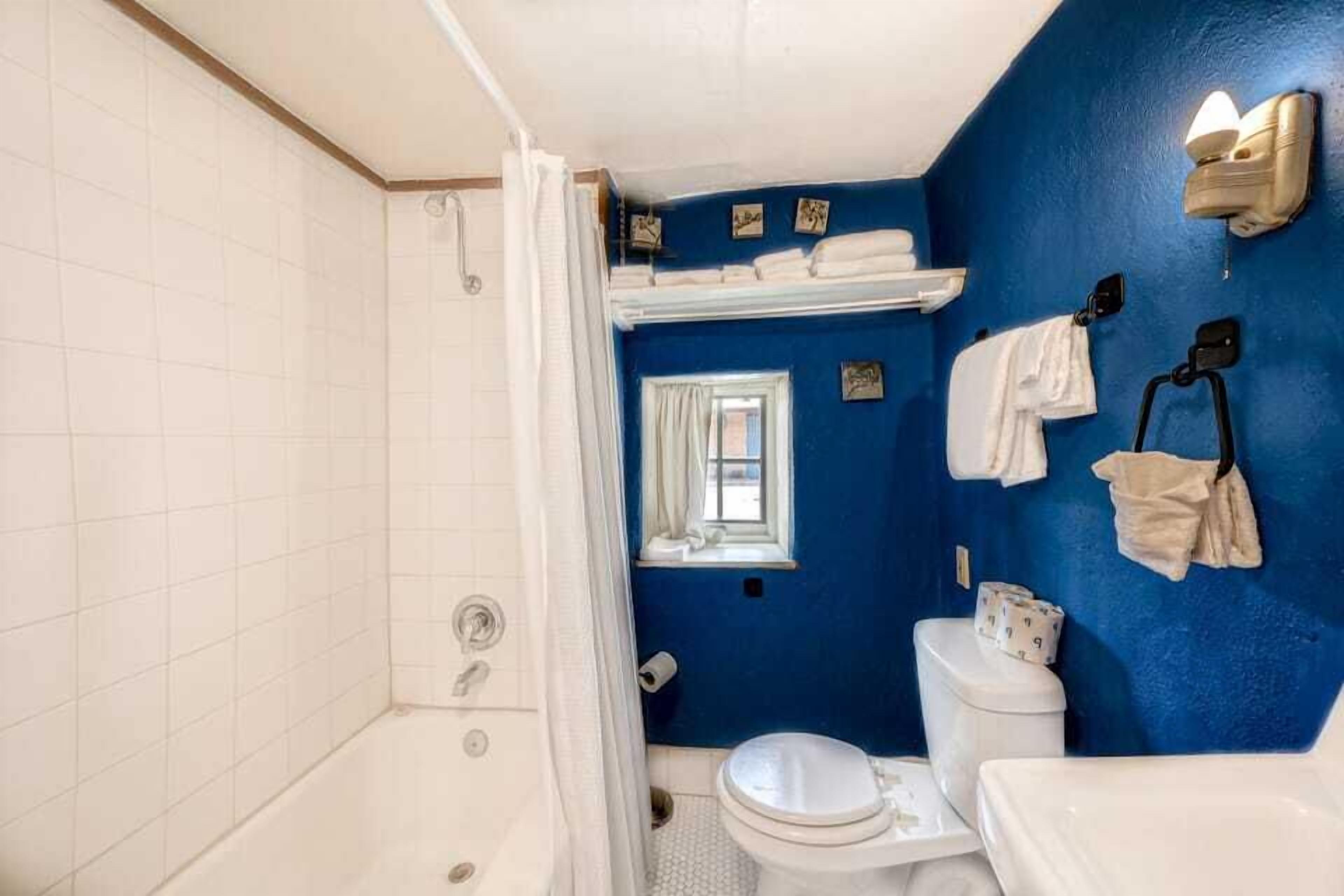 Une salle de bain avec une baignoire, des toilettes et un lavabo.