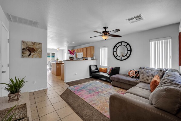 Smart TV, books - Cozy and Relaxing 3 bedrooms Las Vegas Vacation Home (Las Vegas)