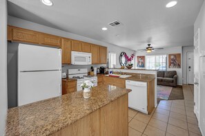 Fridge, microwave, oven, stovetop - Cozy and Relaxing 3 bedrooms Las Vegas Vacation Home (Las Vegas)