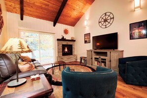 Smart TV, chimenea y libros