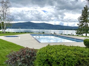 Alberca al aire libre y alberca climatizada