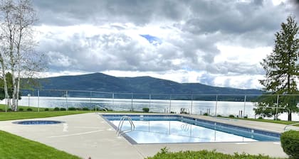 Clean Sandpoint condo in quiet lakefront community w/ pool, tennis courts