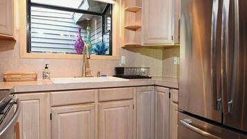 JÀÀkaappi, mikroaaltouuni, uuni, liesi