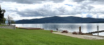 Clean Sandpoint condo 10 min from Schweitzer base in quiet lakefront community