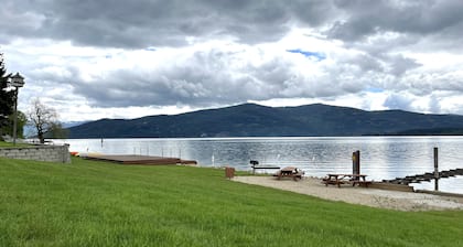 Clean Sandpoint condo 10 min from Schweitzer base in quiet lakefront community