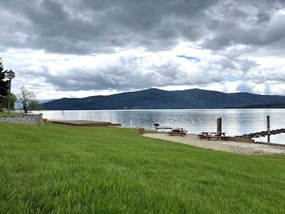 Clean Sandpoint condo 10 min from Schweitzer base in quiet lakefront community