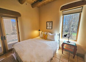 3 habitaciones, escritorio, wifi gratis y ropa de cama