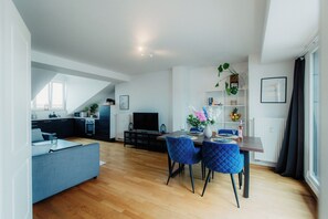 *Rooftop* 2-Room Apartment with Kitchen and Terrace | Living area | 32-inch TV with cable channels - Luga Homes - Zoo (Leipzig)
