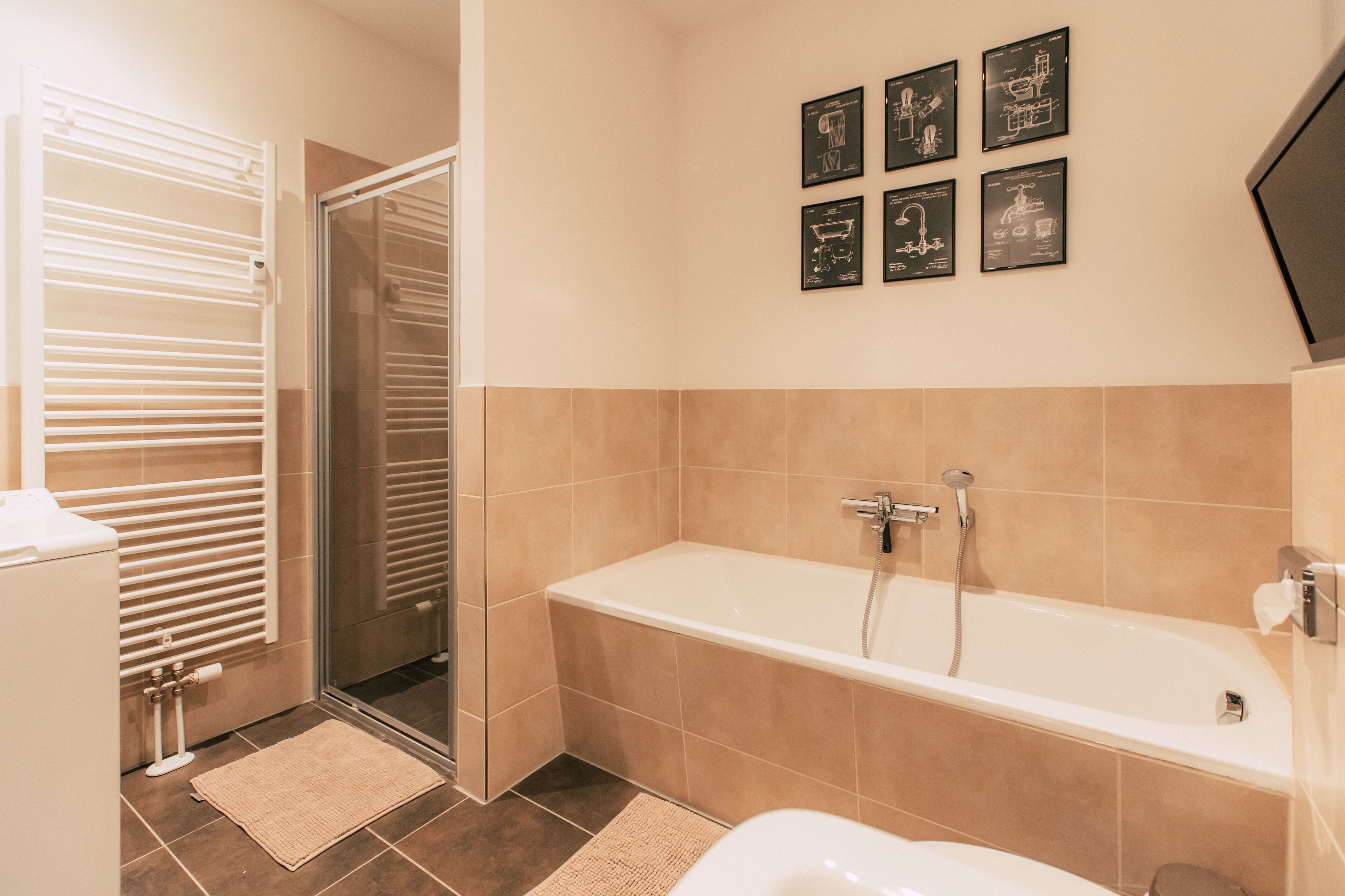 Une salle de bain moderne avec une grande baignoire, une douche et un dressing.