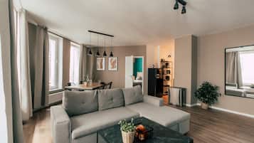 *Calm* 2-Zimmer-Apartment mit Wohnküche | Wohnbereich | 32-Zoll-Fernseher mit Kabelempfang