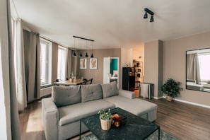 *Calm* 2-Room Apartment with Eat-in Kitchen | Living area | 32-inch TV with cable channels - Luga Homes - Zoo (Leipzig)