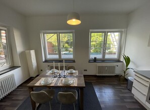 Dining - ☆TruRetreats☆ Airport Apartment⎪Nespresso⎪Netflix (Hamburg)