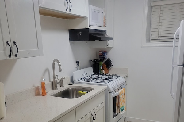 Frigorifero, microonde, forno, piano cottura