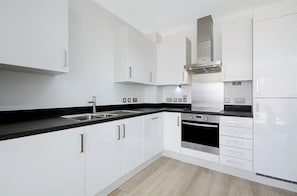 Private kitchen - Modern Apartment - 3 bedroom near Excel 02 Arena London (London)