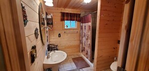 Een douche, een haardroger, handdoeken, zeep