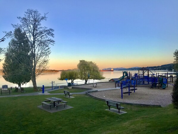 Property grounds - Right off Main Street, near delicious bakeries and more.10 minute walk to beach! (Ladysmith)