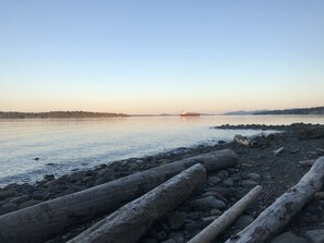 Beach towels - Right off Main Street, near delicious bakeries and more.10 minute walk to beach! (Ladysmith)
