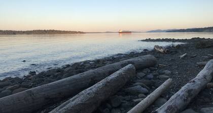 Right off Main Street, near delicious bakeries and more.10 minute walk to beach!