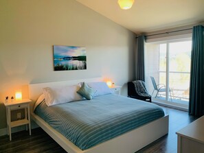 3 bedrooms, desk, iron/ironing board, travel crib - Right off Main Street, near delicious bakeries and more.10 minute walk to beach! (Ladysmith)