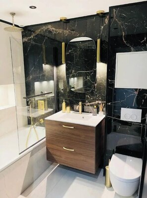 Douche, sèche-cheveux, serviettes fournies, savon