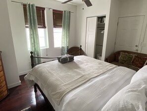 2 bedrooms, desk, travel cot, WiFi