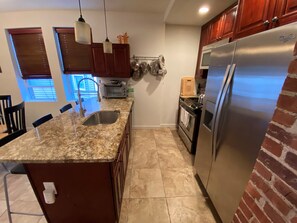 Réfrigérateur, micro-ondes, plaque de cuisson, lave-vaisselle