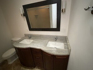 Ensemble douche/baignoire, serviettes fournies, savon, shampoing