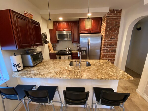 Fridge, microwave, stovetop, dishwasher