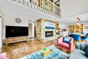Smart TV, chimenea, videojuegos y libros