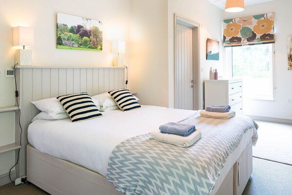 4 bedrooms, WiFi, bed sheets, wheelchair access