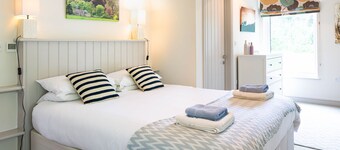 Sleeps 8 , Dogs Welcome, No smoking, Wood Burner, Wi-Fi, Courtyard Garden, Cot and Highchair, Off ro
