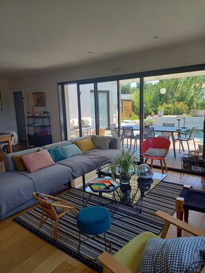 Smart TV, DVD player, books