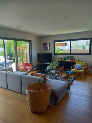 Smart TV, DVD player, books