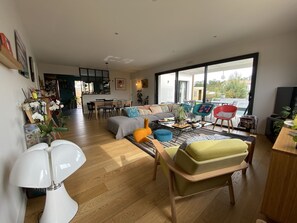 Smart TV, DVD player, books