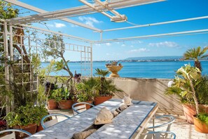 Outdoor dining - Sea view suite in Palazzo Blanco with terrace (Siracusa)