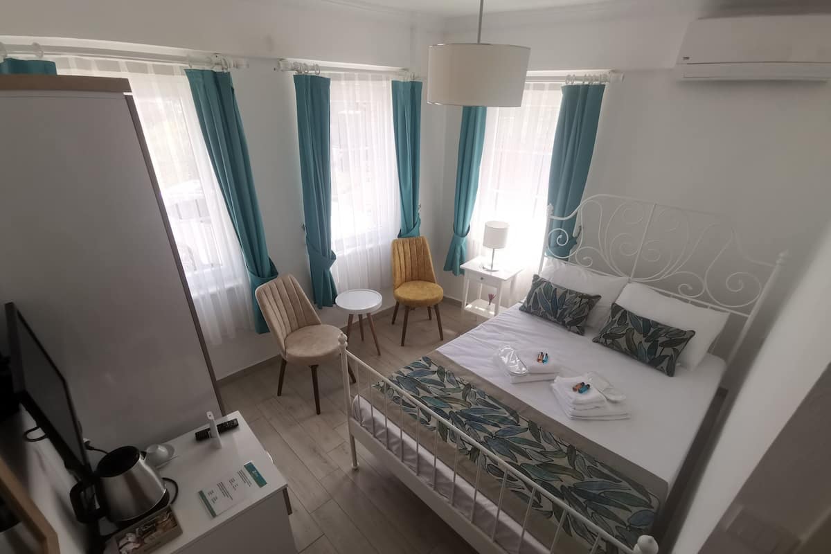 Quarto casal standard, vista para o mar, no piso térreo | Roupa de cama