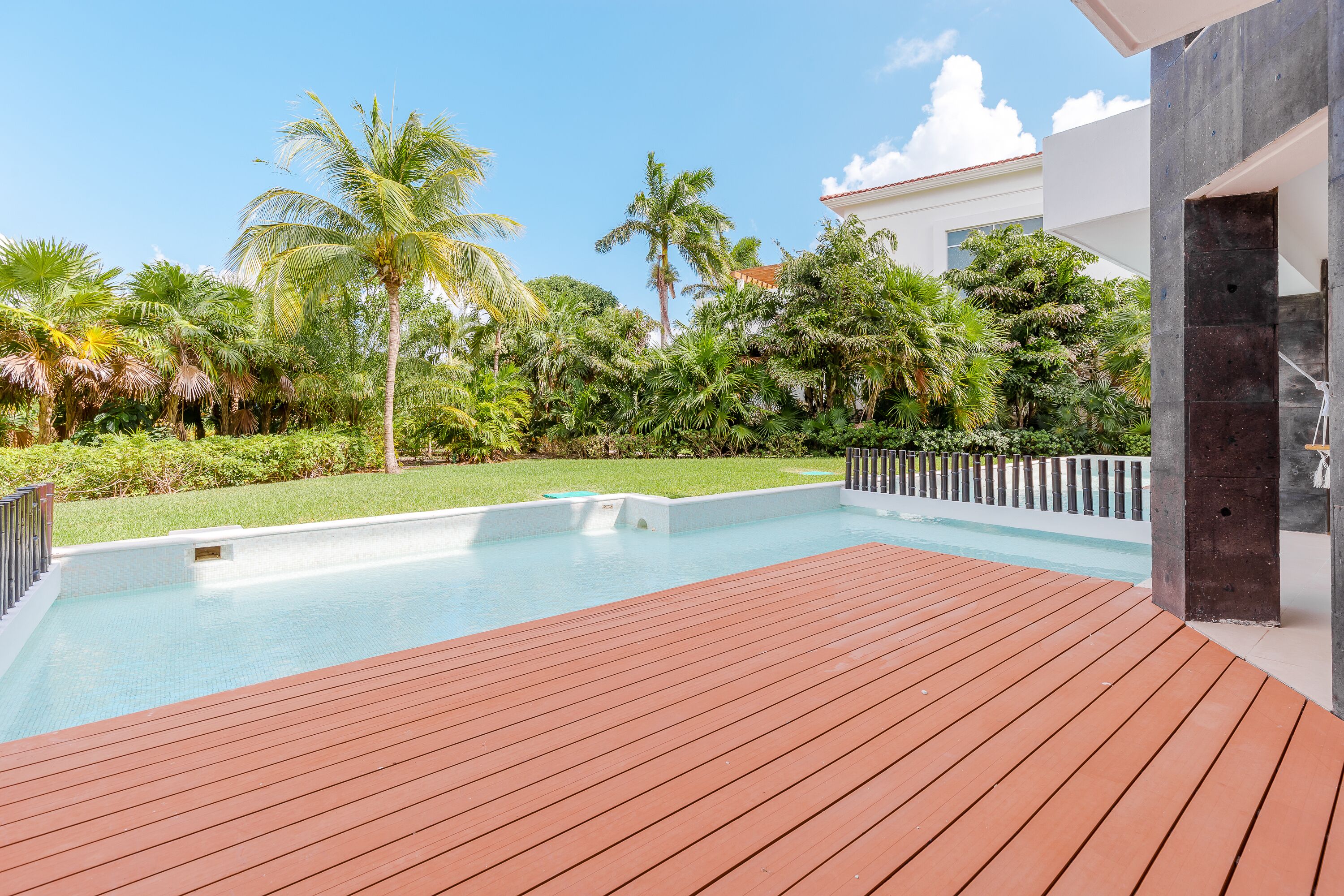 Splash Private Pool Villa Ground Floor | Een kluis op de kamer, individueel gedecoreerd, individueel gemeubileerd