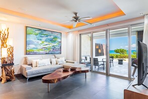 Ocean Front Splash Private Pool Villa | Área de sala de estar | Smart TV de 60 pulgadas con canales por cable y Netflix 
