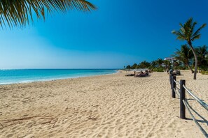 Playa privada, playa de arena blanca, camastros y sombrillas 