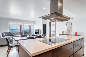 Ocean Front Penthouse Deluxe | Cocina privada | Refrigerador con congelador, microondas, horno y parrilla de estufa 