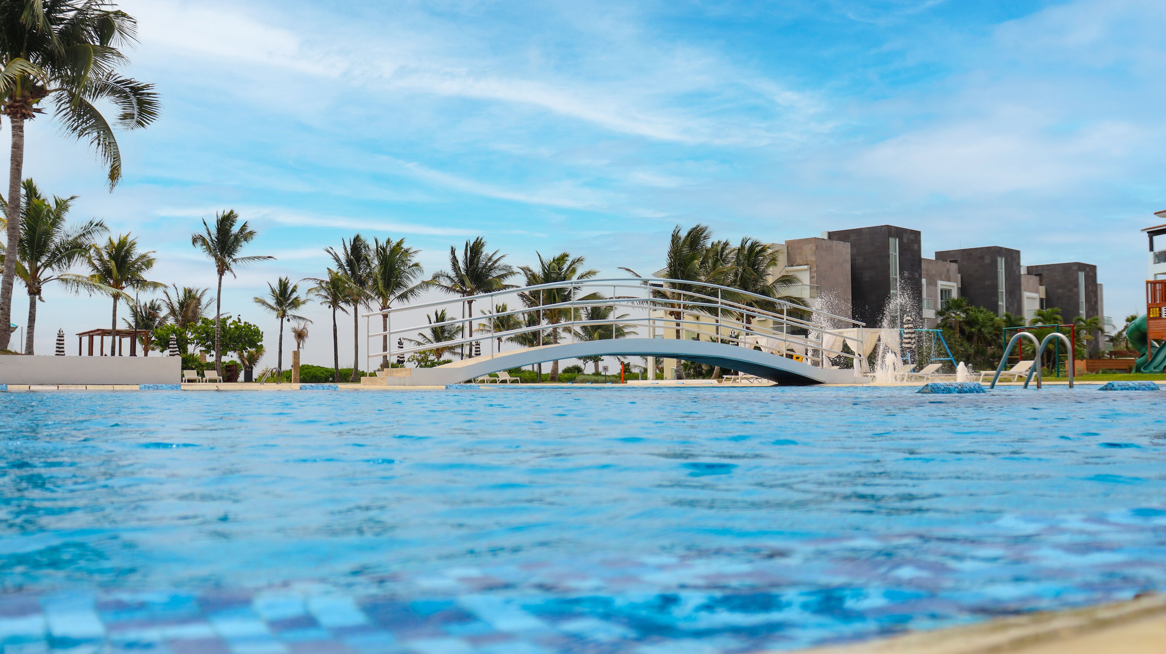 3 buitenzwembaden, parasols voor strand/zwembad